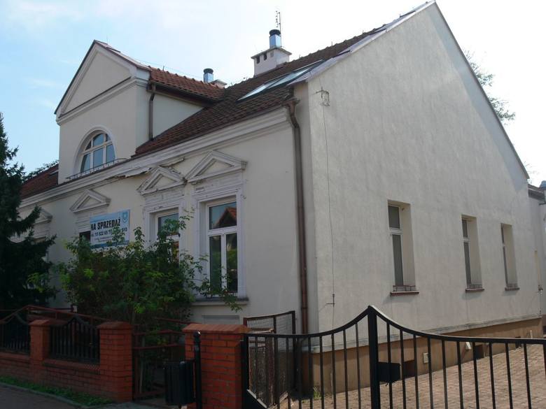 Pierwotnie drugi Dom Dziennego Pobytu miał mieścić się w tym budynku przy ulicy Sandomierskiej, jednak zdaniem seniorów nie jest on odpowiednio pr