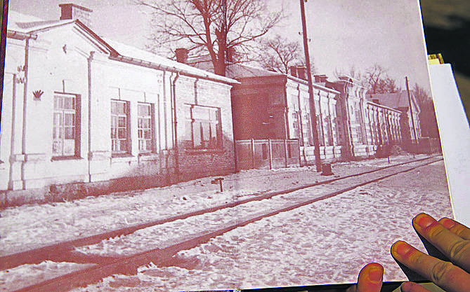 A to zdjęcie przedwojenne. Po lewej stronie widzimy budynek przychodni. Nie przetrwał do naszych czasów. Kolej go zburzyła.