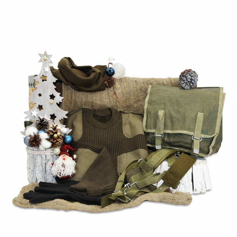 Cena: 118 zł Opis:Zestaw zawiera: torba na wyposażenie z szelkami, sweter khaki (rozmiar 104/110/170), rękawiczki żołnierskie koloru czarnego, szalokominiarka