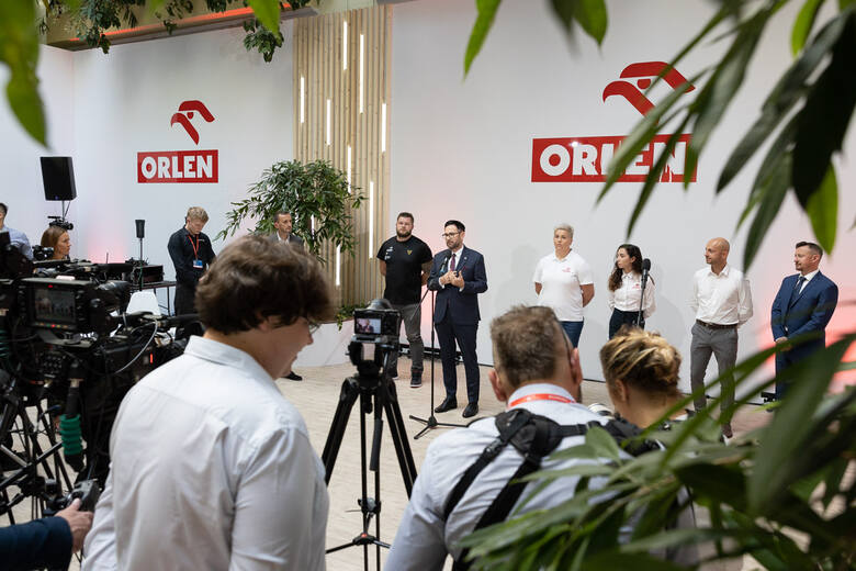 Prezes PKN Orlen Daniel Obajtek wyjaśnia na czym polega fuzja z Grupą LOTOS i ile zyska na tym polski sport
