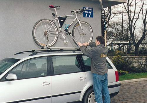 Fot. archiwum: Dachowy bagażnik na rowery jest bardzo popularny. Dobiera się go w zależności od modelu samochodu, a więc m.in. rodzaju mocowania i ł
