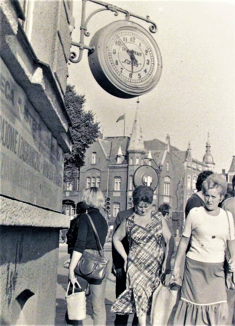 Latem 1978 roku pod stylowym zegarem na rogu al. Wojska Polskiego i Sienkiewicza, który gdzieś zniknął, wart jest odszukania i ponownego zainstalowa