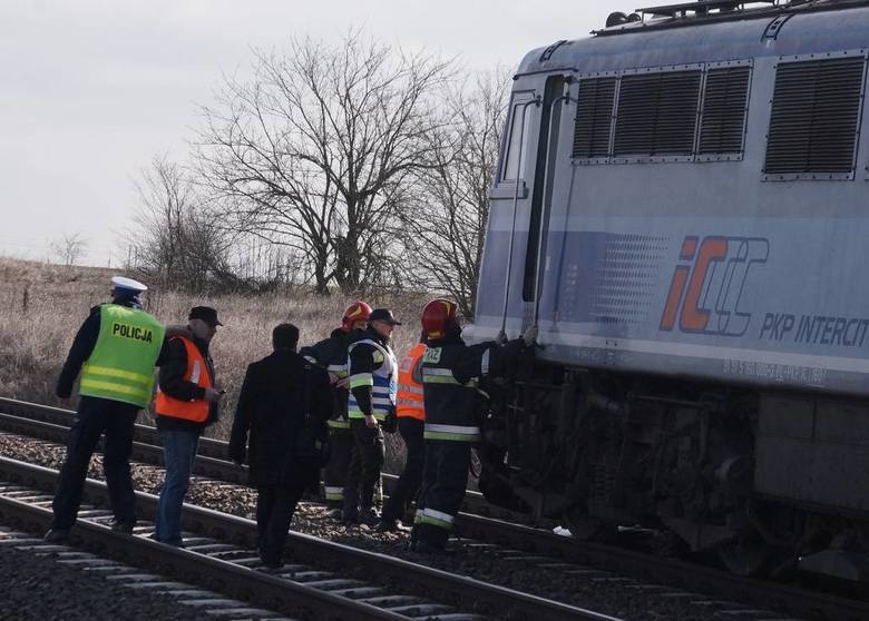 Najbardziej tragiczny wypadek w miniony weekend wydarzył się na przejeździe kolejowym w Dziarnowie. Zginęły tam aż dwie osoby.