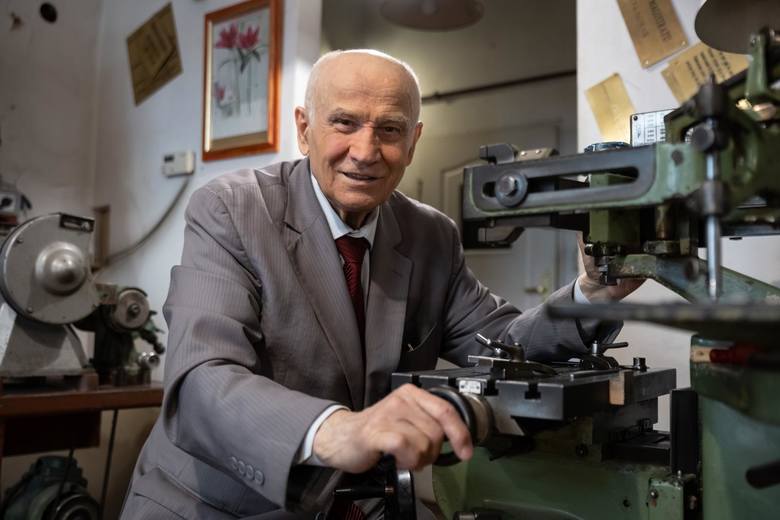 Alojzy Borowicz swój zakład grawerski prowadzi od 1953 roku. Przez ten czas używa tych samych maszyn i metod pracy