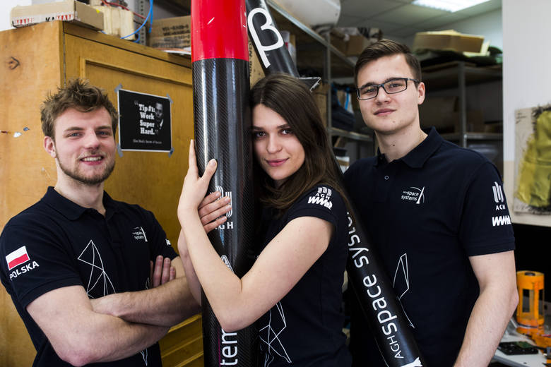 Bartek (z lewej), Weronika i Karol prezentują dwie rakiety AGH Space Systems: Carbonarę oraz Betę