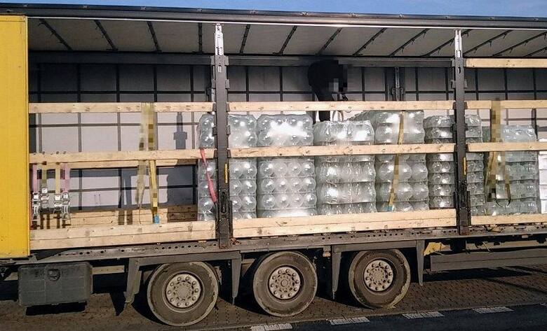 12 ton towaru przewożonego w naczepie ciężarówki nie było w żaden sposób zabezpieczone przed zmianą miejsca położenia. Palety z ładunkiem artykułów spożywczych