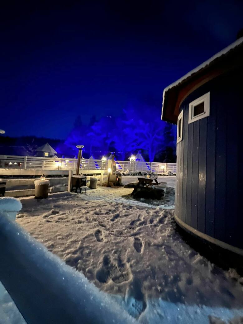 Najbardziej znanym domkiem w Kalevali jest miniaturowy niebieski, budyneczek. To Dom Muminków. Bez trudu można sobie wyobrazić, jak krzątają się w nim