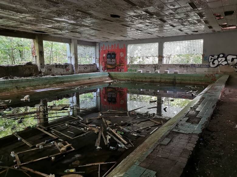 Nie ma chyba w Legnicy drugiego takiego obiektu, który został kompletnie zniszczony. W dawnym szpitalu mieściło się kino, basen oraz siłownia. Szpital