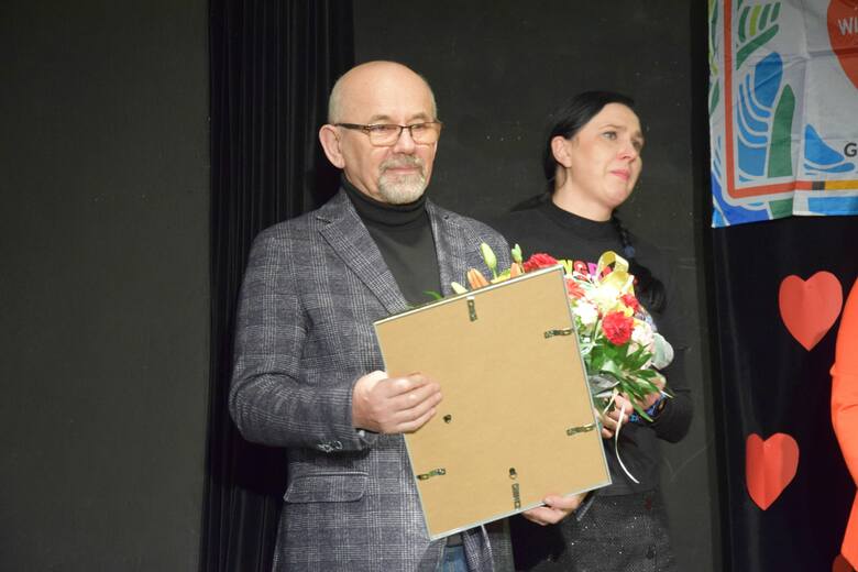 Podczas tegorocznego finału Wielkiej Orkiestry Świątecznej Pomocy w Małogoszczu oficjalnie pożegnano i podziękowano odchodzącemu na emeryturę dyrektorowi