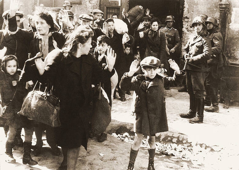 Żydzi pojmani przez SS w trakcie tłumienia powstania w getcie warszawskim, -po prawej, z karabinu mierzy esesman Josef Blösche.