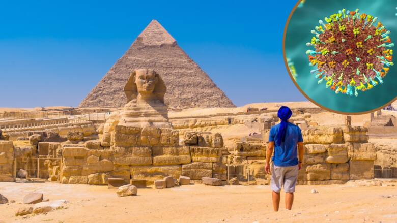 Mężczyzna na tle egipskich piramid, w kółeczku wirus