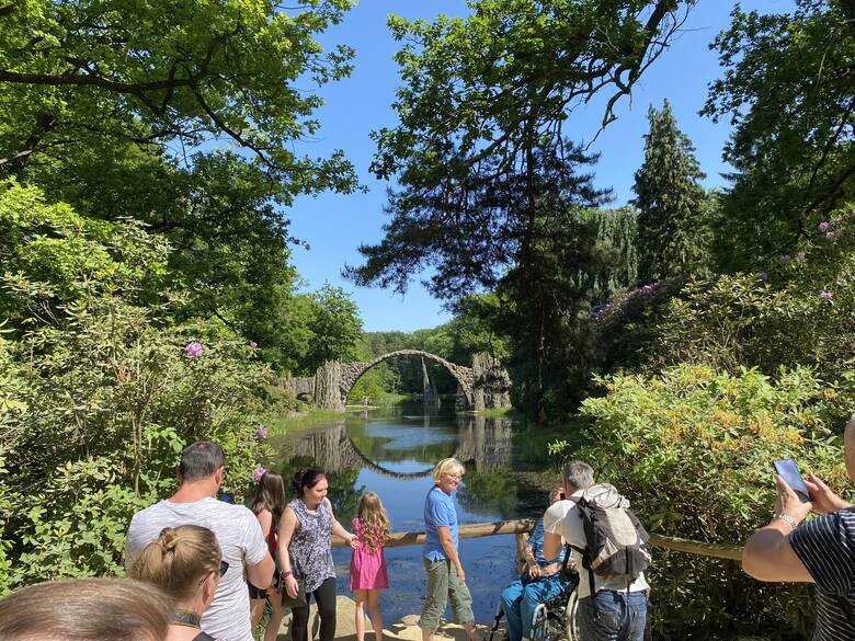 Na przełomie maja i czerwca tysiące turystów ściągają do Kromlau, żeby zobaczyć kultowy most oraz kwitnące rododendrony