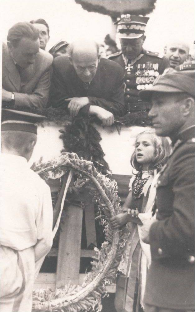 Wielkie dożynki śląskie zorganizowano w Opolu 15 września 1946 roku. Według ówczesnych relacji prasowych do miasta przyjechało wówczas kilkadziesiąt tysięcy osób. Odbył się przemarsz przed trybuną honorową, a mała dziewczynka z wieńcem jest na wielu zdjęciach. Może ktoś ją jeszcze pamięta?