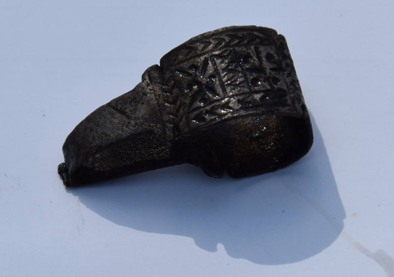 Pierścień ze srebra znaleziony podczas badań archeologicznych w Grodziszczu koło Świebodzina.