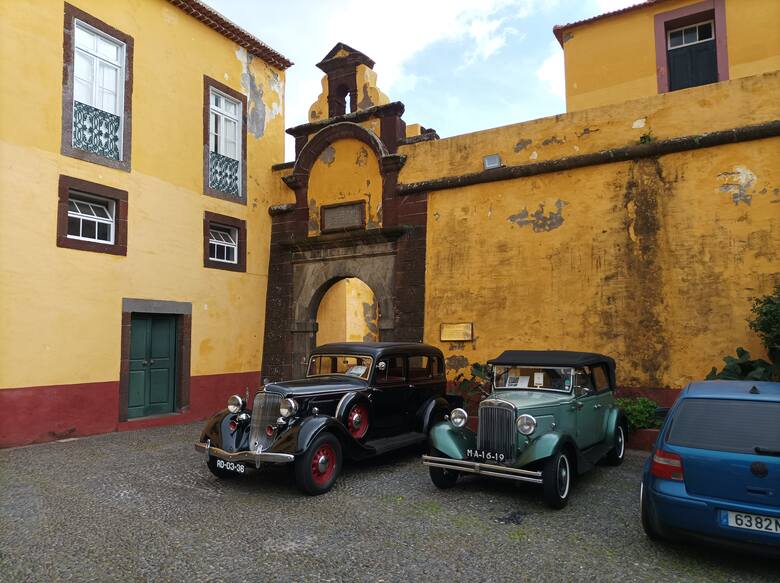 Na dziedzińcu fortu zamiast beczek z prochem stoją eleganckie stare automobile.