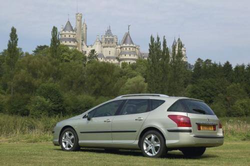 Fot. Peugeot: Diesel Peugeota o małej pojemności skokowej 1,6 l/110 KM zużywa mniej paliwa niż silnik Mondeo.