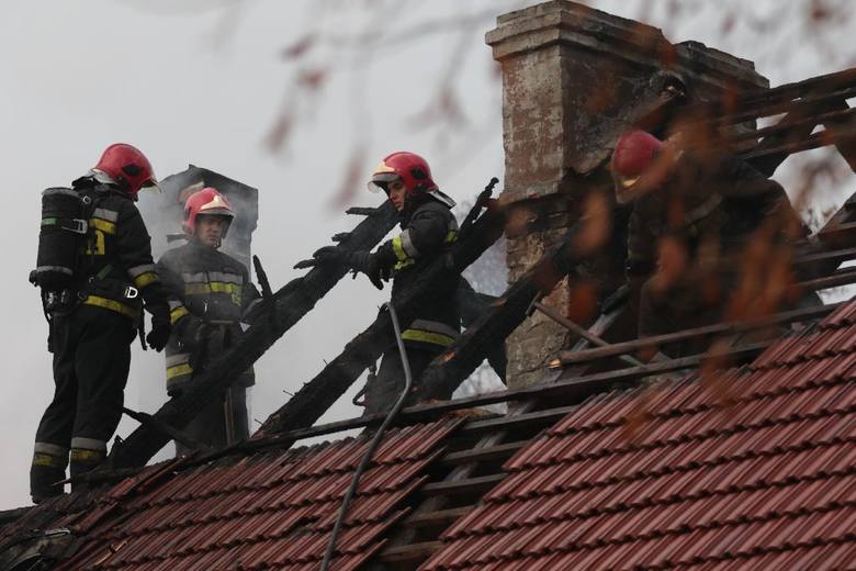 Pożar domu w Zielonej Górze Kiełpinie gasiło kilka jednostek straży pożarnej. Ogień udało opanować.  