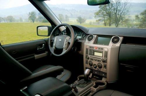 Fot. Land Rover: Jak przystało na brytyjskie auto, w środku jest elegancko i bardzo wygodnie.