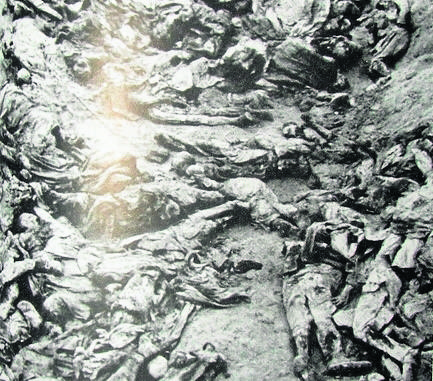 Jeden z kilku masowych grobów jeńców z  obozu w Kozielsku, który Niemcy odkryli w Katyniu wiosną 1943 roku.