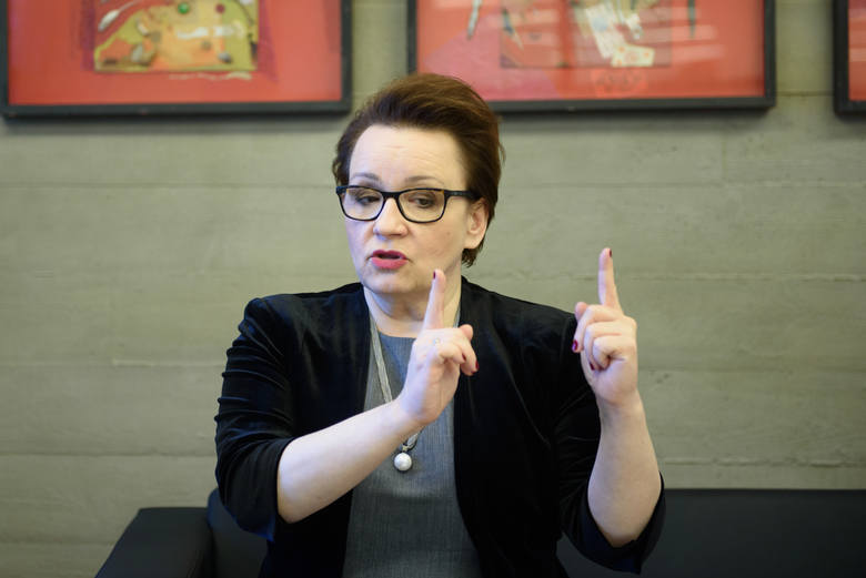 Minister Anna Zalewska uważa, że reforma edukacji to same plusy. Czy rzeczywiście, czas pokaże...