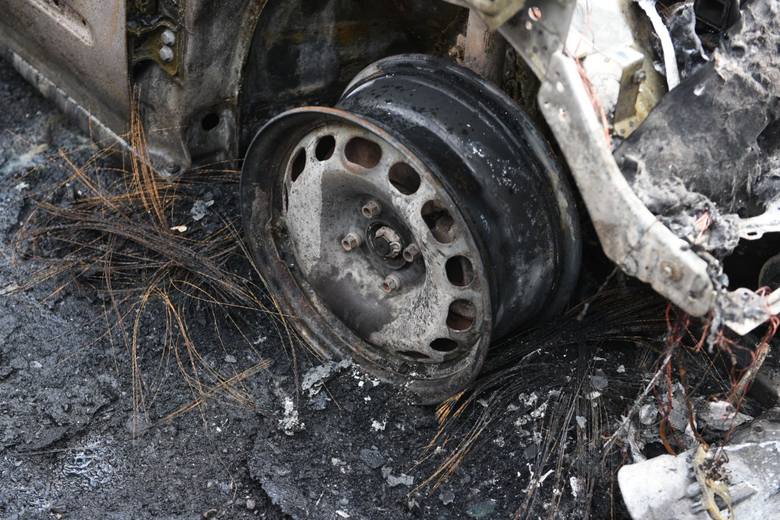 W pożarze na ulicy Prejsa w Toruniu zniszczeniu uległy w sumie trzy auta: skoda fabia, peugeot i volkswagen passat<br /> 