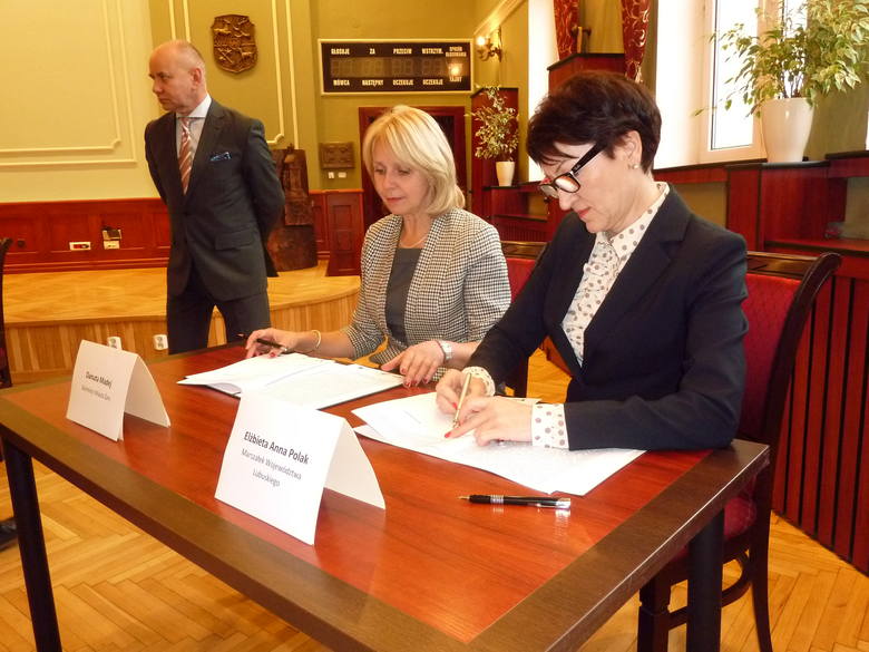  Umowę o dofinansowaniu podpisują marszałek Elżbieta Polak i Danuta Madej, burmistrz Żar, lider projektu