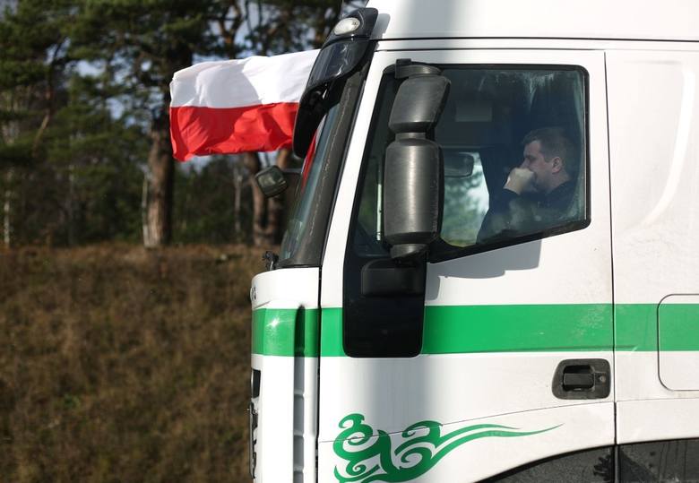 Tak w listopadzie kolumna TIR-ów przez godzinę jeździła Trasą Sucharskiego, dojazdem do Portu Północnego - w formie protestu przeciwko braku odpowiedniego parkingu dla samochodów ciężarowych.