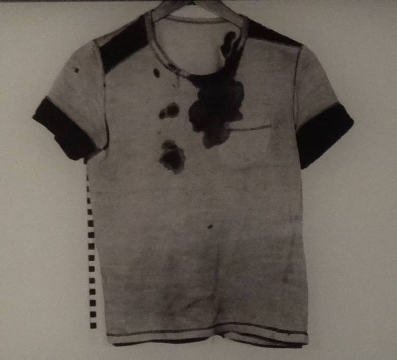 Patrzymy na zakrwawioną koszulkę Stanisława Pyjasa jak na przestrzeloną w 1970 roku kurtkę stoczniowca