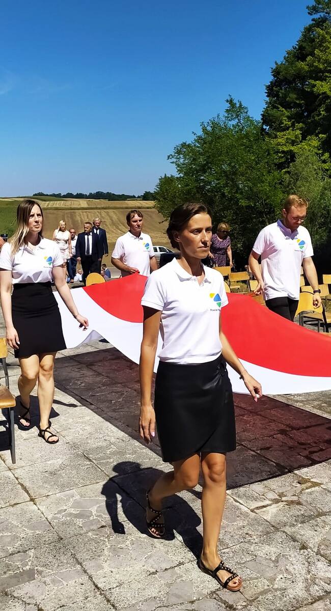 Kilkumetrową flagę Polski nieśli pracownicy Starostwa Powiatowego w Pińczowie ubrani w nowe koszulki.