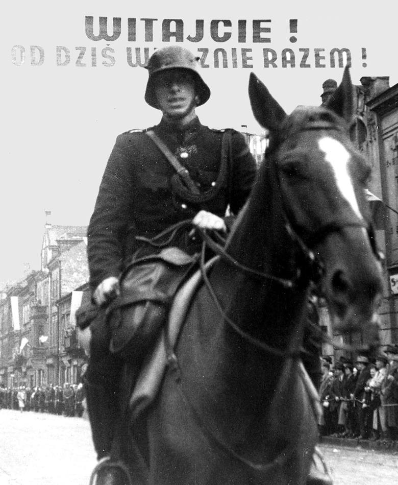 Polski policjant na koniu podczas defilady w Czeskim Cieszynie