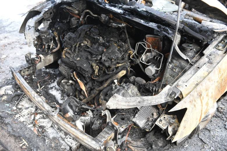 W pożarze na ulicy Prejsa w Toruniu zniszczeniu uległy w sumie trzy auta: skoda fabia, peugeot i volkswagen passat<br /> 