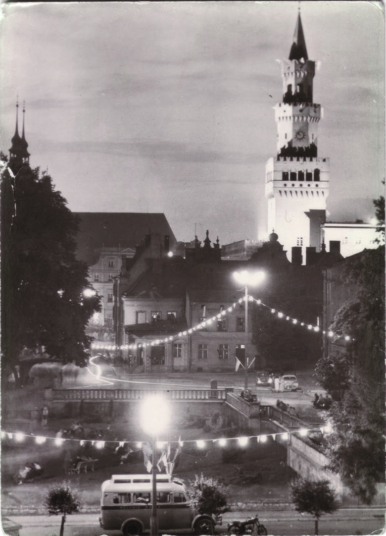 W czerwcu 1957 roku po raz pierwszy odbyły się Dni Opola. Pocztówka z rozświetlonym skwerem na placu Wolności w czasie     trwania tego święta. 