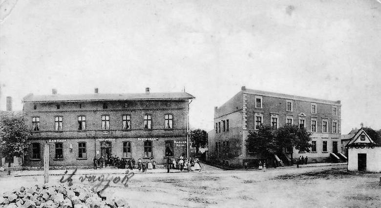 Dwa budynku przy Placu Letochów w 1908 roku