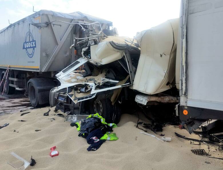 Tragiczny wypadek 4 ciężarówek. Kierowcę wyciągnięto ze zmiażdżonej kabiny. Nie udało się uratować jego życia.