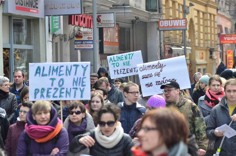 8 marca 2015 r. w kilku miastach, także w Poznaniu odbyły się Manify pod hasłem „Dość przekrętów w sprawie alimentów”. Na ulice wyszło kilka tysięcy kobiet i mężczyzn, domagając się zmian w prawie