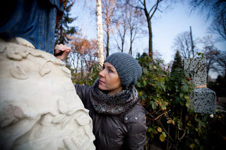 Renowacja zabytkowych nagrobków na cmentarzu przy ul. Ogrodowej, to żmudne i czasochłonne zajęcie.    