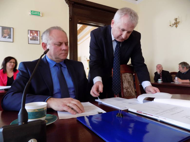 Burmistrz Józef Rubacha (z lewej) i radny Andrzej Stambulski, który podczas sesji skrytykował przyszłoroczny budżet miasta i zapowiedział wstrzymanie