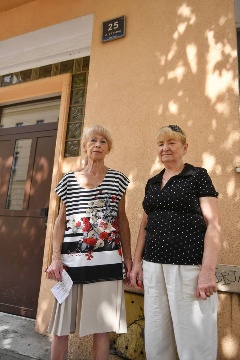 Danuta Bzowy-Lazarowicz (po lewej), mimo że sąd przywrócił nazwę 23 Lutego, nadal otrzymywała  faktury na ul. Lewandowskiej. Podobny problem dotyczył jej sąsiadów i blisko 200 klientów Inea.