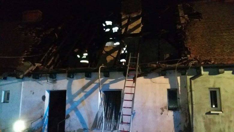 <strong>W sobotę, 26 grudnia na os. Trzcińce w Lubniewicach doszło do pożaru w budynku mieszkalnym. Ogień strawił prawie całe poddasze. </strong><br /> <br /> W pożarze nikomu nic się nie stało, ale cztery rodziny, w sumie kilkanaście osób, straciło dach nad głową. W akcji gaszenia wzięło udział siedem...