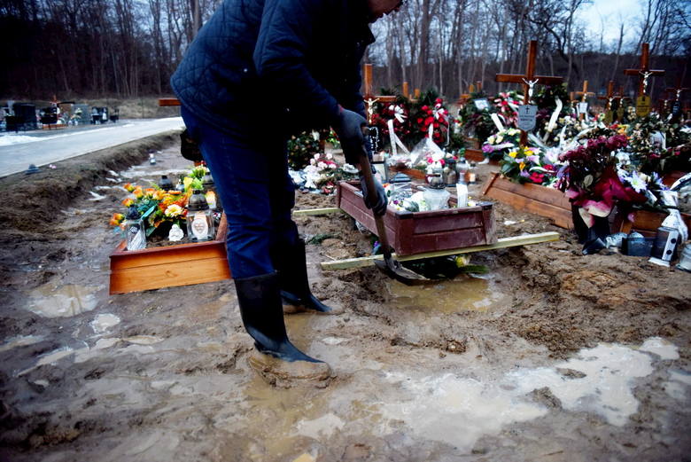 Groby na nowym cmentarzu przy ul. Wrocławskiej w Zielonej Górze się zapadają, toną w błocie.