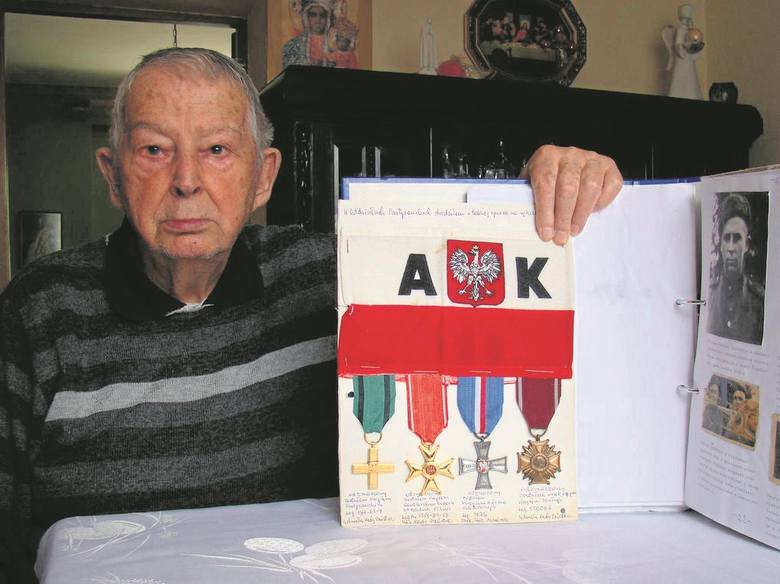 Henryk Białożyt pokazuje odznaczenia za walkę w oddziałach Armii Krajowej oraz pamiątkowe zdjęcia i dokumenty z okresu, gdy pracował w punkcie odżywczo-sanitarnym