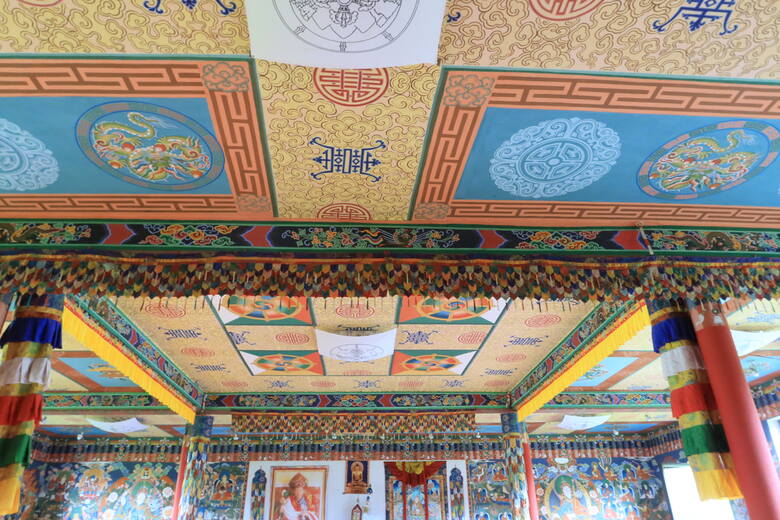 Buddyjski ośrodek na Dolnym Śląsku znajduje się w małej wiosce u podnóży Góry Stołowych. W Darnkowie znajduje się Gompa Drophan Ling orz Stupa