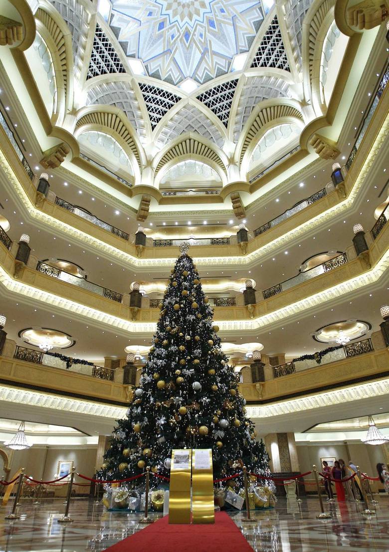 Najdroższa choinka na świecie<br /> Takie drzewko kosztuje - uwaga, uwaga - 11 milionów dolarów! Choinka miała trzynaście metrów wysokości i ustawiono ją w luksusowym hotelu Emirates Palace w Abu Zabi. Była ozdobiona złotymi bransoletkami, zegarkami i naszyjnikami.<br /> 