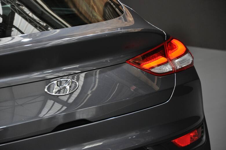Hyundai i30 Fastback. Zapełnianie niszyKoreańska marka zaprezentowała trzecie wcielenie nadwoziowe modelu i30. Nazwano go Fastback, choć w materiałach