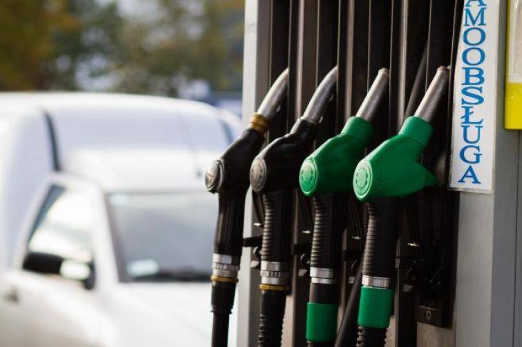 Tempo obniżek cen paliw na stacjach hamuje
