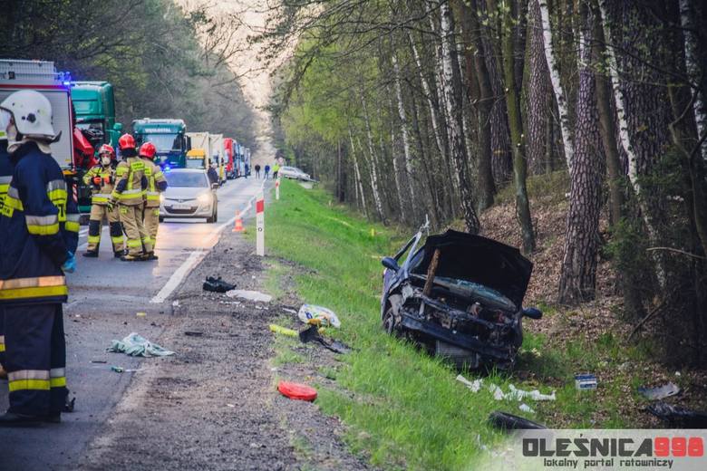 Tragiczny wypadek na DK 25. Kierowca wypadł z auta, zginął