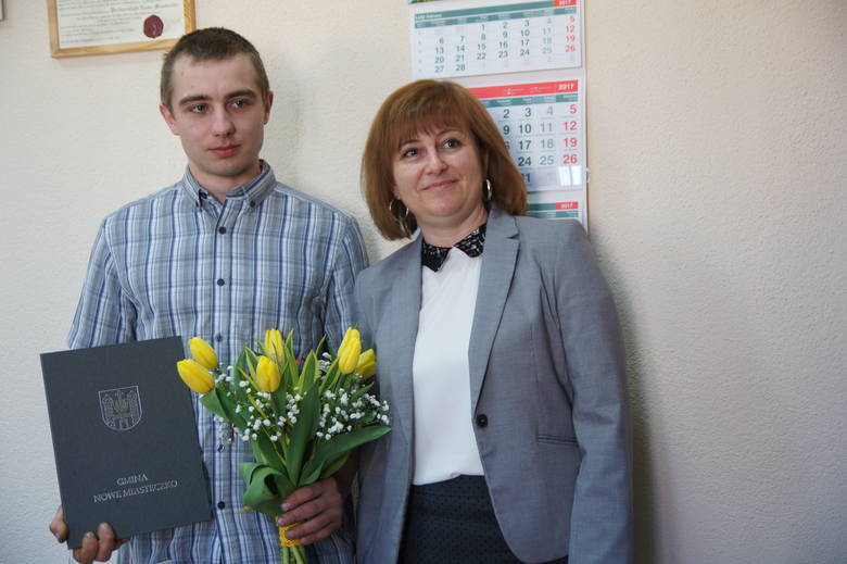 Burmistrz Danuta Wojtasik złożyła młodemu rolnikowi Tomaszowi Musiałowi gratulacje. - Jesteśmy z ciebie dumni - podkreśliła