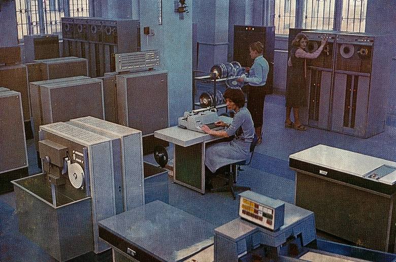 Odra 1003. Był to tranzystorowy komputer produkowany w Zakładach Elektronicznych Elwro od 1964 roku (skonstruowany rok wcześniej). Używano go głównie