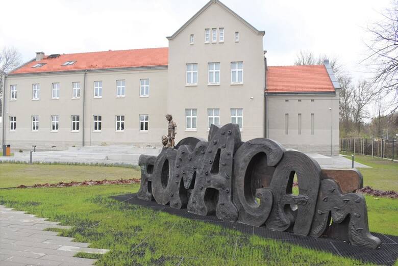 Przed rokiem 25 kwietnia 2022 otwarta została siedziba wraz ze stałą wystawą Muzeum Pamięci Mieszkańców Ziemi Oświęcimskiej