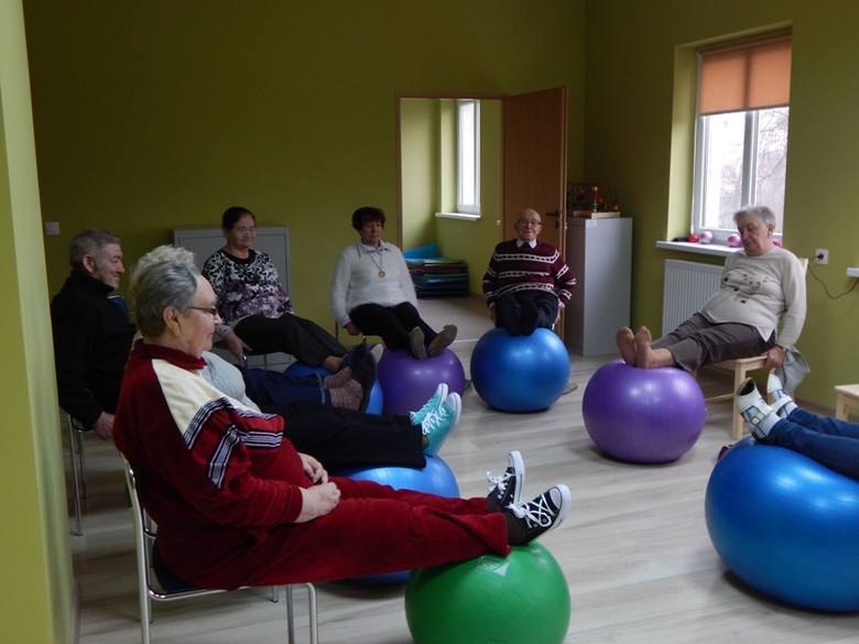 Seniorzy ćwiczą w sali aktywności ruchowej